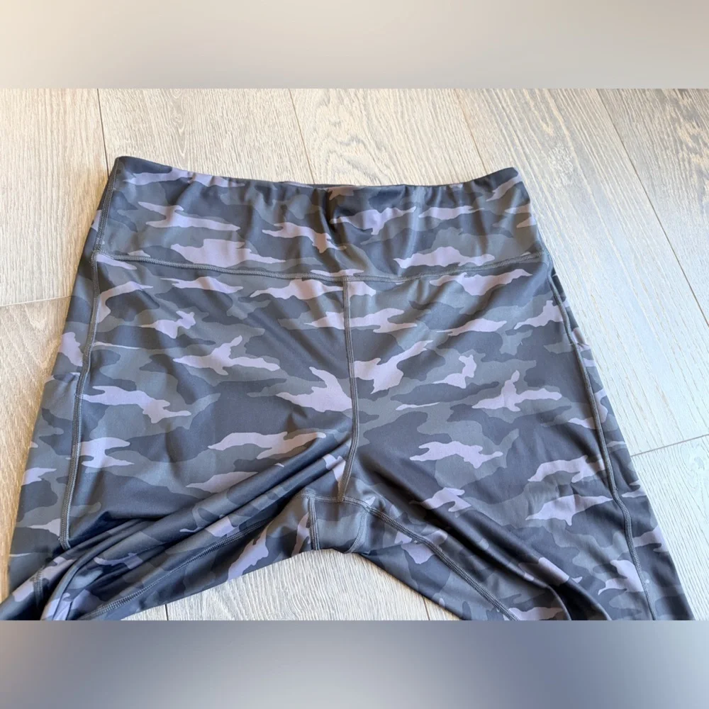 Athleta Ultimate Camo 7/8 Tight in Black / Gray Size 3X